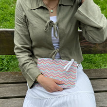 Load image into Gallery viewer, Zigzag Daisy Clutch