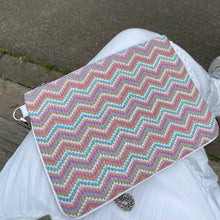 Load image into Gallery viewer, Zigzag Daisy Clutch